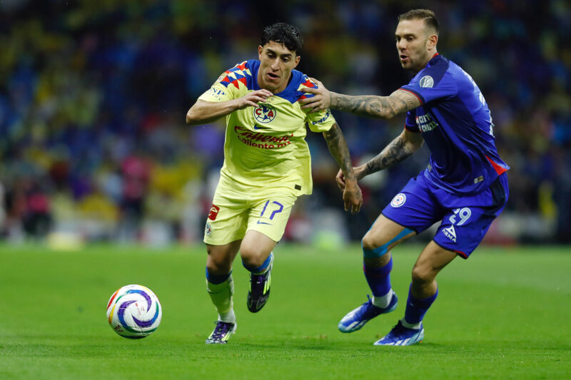 Alejandro Zendejas (i) del América disputa un balón ante Carlos Rotondi (d) de Cruz Azul. Imagen de archivo. EFE/Sáshenka Gutiérrez