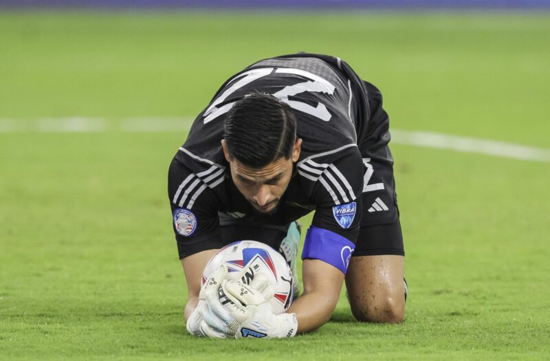 Rafael Romo: "Queríamos hacer historia, pero no se nos dio" El guardameta venezolano Rafael Romo fue registrado el pasado 26 de junio al atrapar un balón, durante un partido con México válido por el grupo B de la Copa América 2024, en el SoFi Stadium de Inglewood (California, EE.UU.). EFE/Allison Dinner