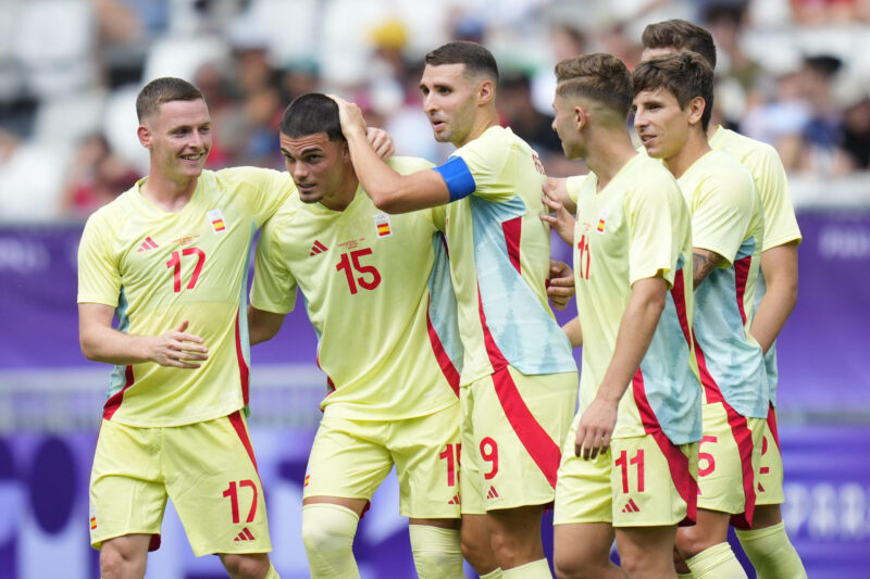 París 2024: Dominicana sueña con cuartos, pese a derrota con España El defensa español Miguel Gutiérrez (2i) celebra tras anotar el 1-3 ante R.Dominicana durante el partido del Grupo C de fútbol masculino de los Juegos Olímpicos de París 2024 disputado este sábado en el Estadio de Burdeos. EFE/ M. Reino