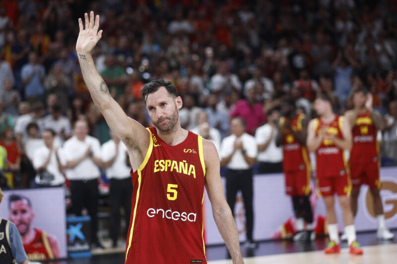 El alero de la selección española Rudy Fernánez durante el homenaje que recibió a la finalización del partido amistoso que disputaron frente a Puerto Rico previo a los Juegos Olímpicos París 2024 en el Wizink Center en Madrid. (España, París) EFE/Rodrigo Jiménez