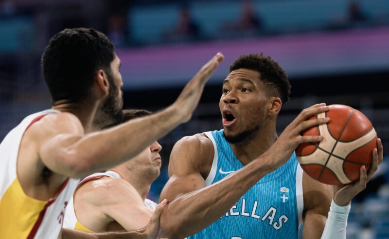 París 2024: España eliminada, Canadá ilusiona y Grecia a la espera El griegoGiannis Antetokounmpo (d) en acción contra el español Santi Aldama durante el partido entre España y Grecia en los Juegos Olímpicos de París 2024, en el Pierre Estadio Mauroy en Villeneuve-d'Ascq, Francia. EFE/EPA/ALEX PLAVEVSKI