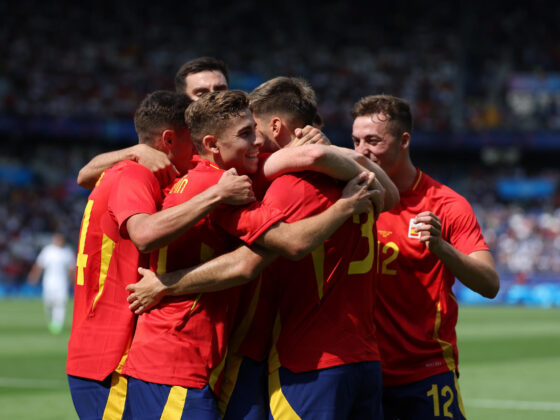 París 2024: España le dio la bienvenida al futbol con el primer gol Los jugadores españoles celebran el 1-2 durante el partido de la fase de grupos de los Juegos Olímpicos que España y Uzbekistán disputaron en el Parque de los Príncipes de París.  EFE/ Miguel Gutiérrez