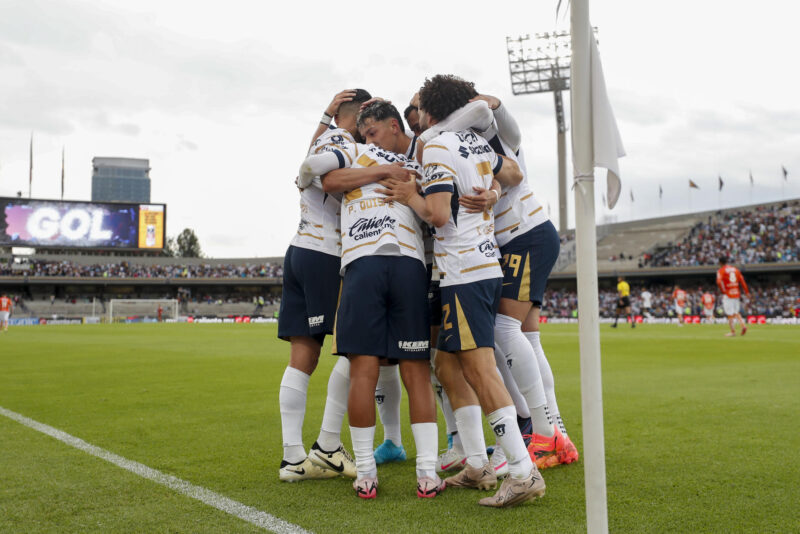 Jugadores de los Pumas fueron registrados este domingo, 21 de julio, al celebrar un gol que le anotaron a Pachuca, durante un partido de la jornada cuatro del Torneo Apertura del fútbol en México, en el estadio Olímpico Universitario de Ciudad de México. EFE/Isaac Esquivel