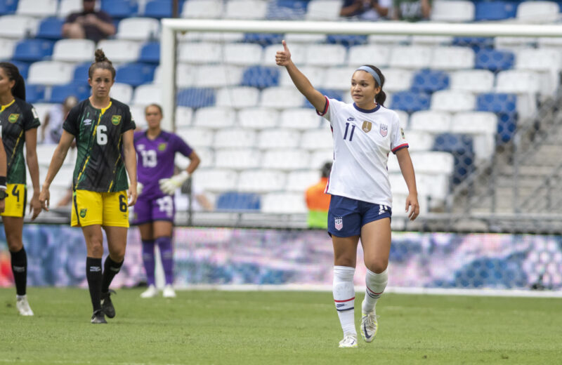 Fotografía de archivo en la que se registró a la delantera estadounidense Sophia Smith (d) al celebrar un gol con la selección femenina de fútbol de su país, en Monterrey (México). Smith anotó el gol del triunfo de su seleccionado por 1-0 sobre México en partido amistoso. (Estados Unidos) EFE/Miguel Sierra