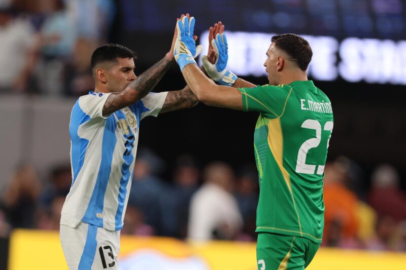 "No tenemos miedo", Jesse Marsch de cara al partido contra Argentina Fotografía de archivo del guardameta Emiliano Martínez (d) y del defensor Cristian 'Cuti' Romero (i), dos pilares de la selección de Argentina en la Copa América de Estados Unidos. EFE/EPA/Justin Lane