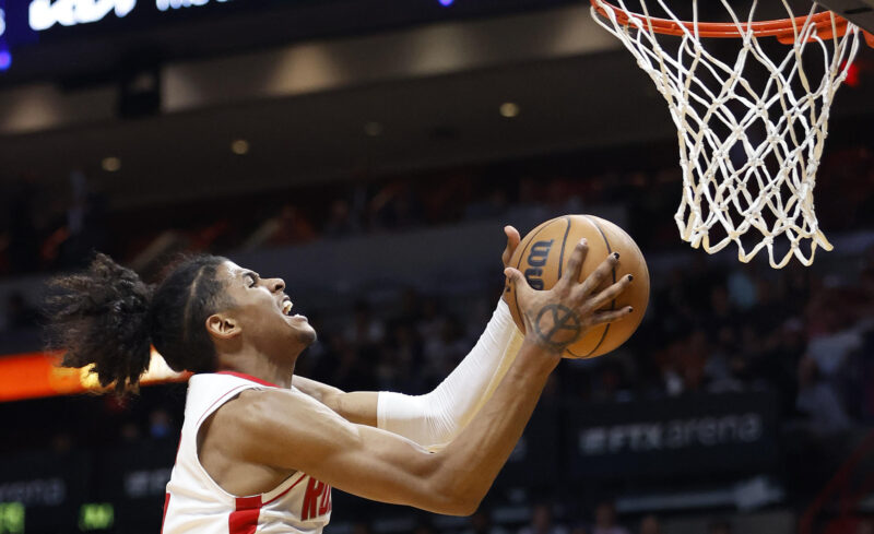 Fotografía de archivo en la que se registró a Josh Christopher, escolta de los Heat de Miami, quien aportó 24 puntos para guiar el ataque de su equipo en el triunfo 120-118 sobre los Grizzlie de Memphis en la Summer League de la NBA. EFE/Rhona Wise