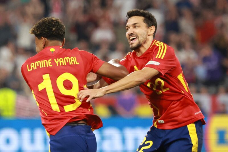 El internacional español Jesús Navas (D) festeja junto a su compañero Lamine Yamal un gol de éste durante la Eurocopa de fútbol, en la que España jugará la final el próximo domingo contra Inglaterra. EFE/EPA/CLEMENS BILAN