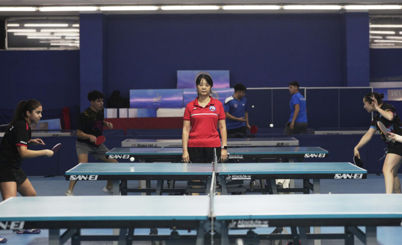 La jugadora de tenis de mesa chilena de origen chino, Zhiying Zeng, también conocida como Tania Zeng, fue registrada al posar, durante un entrenamiento, en Santiago de Chile. EFE/Elvis González