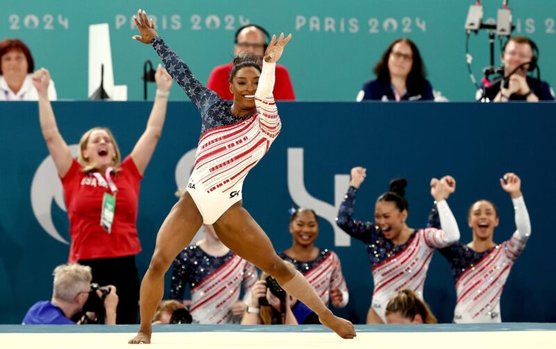 El equipo de Estados Unidos, impulsado por Simone Biles, logró este martes la medalla de oro por equipos de gimnasia artística en el Bercy Arena in Paris, Francia. EFE/EPA/ANNA SZILAGYI