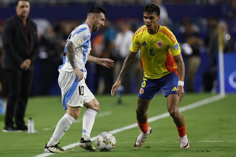 Aficionados demandan a la Conmebol por caótica final de Copa América Lionel Messi (i) de Argentina en acción contra Richard Ríos de Colombia durante la Copa América. EFE/EPA/CJ GUNTHER