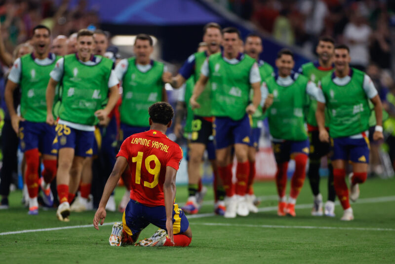 Golazo de Lamine Yamal para darle un respiro a España ante Francia El delantero de la selección española Lamine Yamal celebra tras marcar ante Francia, durante el partido de semifinales de la Eurocopa de fútbol que España y Francia disputan este martes en Múnich. EFE/Alberto Estévez