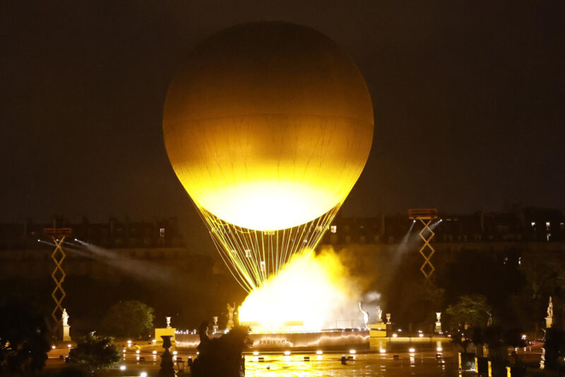 Vista del encendido del pebetero durante la ceremonia de inauguración de los Juegos Olímpicos de París 2024, este viernes en la capital francesa. EFE/ Miguel Toña