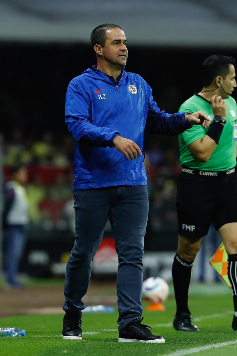 El entrenador del América, Andre Soares, da instrucciones a sus jugadores ante el Guadalajara durante un partido de vuelta por las semifinales del torneo Clausura 2024 de la Liga MX, disputad en el estadio Aztecao, en Ciudad de México (México). Imagen de archivo. EFE/Sáshenka Gutiérrez