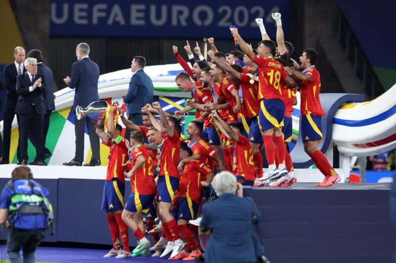 ¡Ya hay fecha para la Finalissima entre Argentina y España! Los jugadores de la selección española de fútbol fueron registrados este domingo, 14 de julio, al celebrar el título de la Eurocopa 2024, tras derrotar por 2-1 a Inglaterra en la final, en el estadio Olímpico de Berlín (Alemania). EFE/Christopher Neundorf