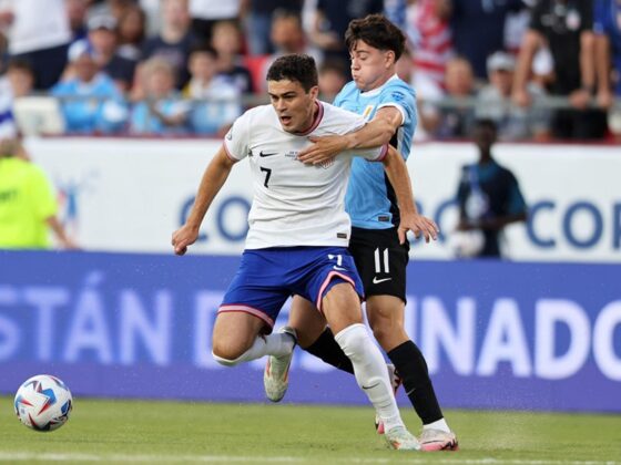 Copa América: Estados Unidos se derrumba; Panamá lo echa de su casa Giovanni Reyna de Estados Unidos (i) y Facundo Pellistri de Uruguay batalan por el balón durante la Copa América. EFE/EPA/WILLIAM PURNELL