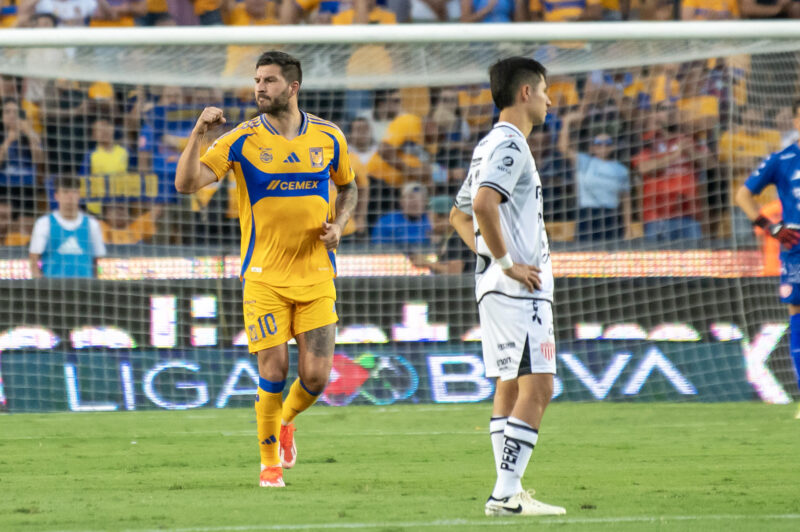 Imagend e archivo de Andre Gignac (i) de Tigres. EFE/Miguel Sierra