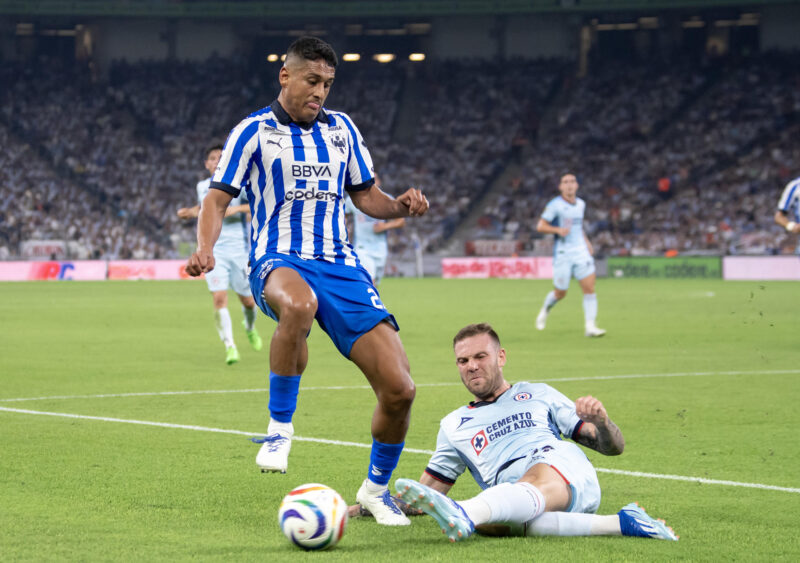 Imagen de archivo de Luis Romo (i) ex de Rayados. EFE/ Miguel Sierra