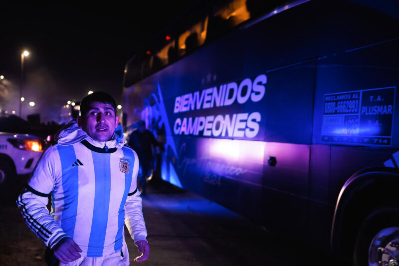 Aficionados de la selección argentina de fútbol fueron registrados este lunes, 15 de julio, al recibir a parte del equipo que ganó la víspera la Copa América 2024, en Ezeiza (Argentina). EFE/Juan Ignacio Roncoroni