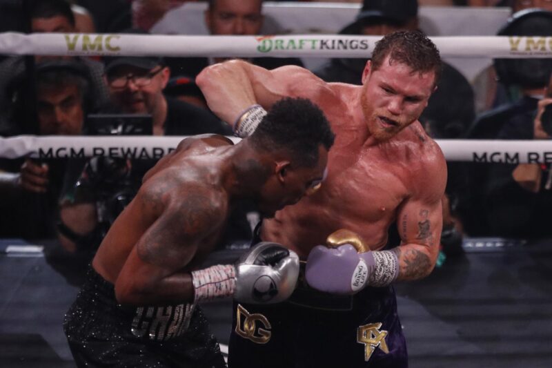 ¿Cuántos títulos perdería "Canelo" Álvarez si Berlanga lo vence? Archivo. EFE/EPA/MATHIEU RIBAUT
