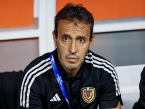 Las secuelas del fracaso: Venezuela destituye a 'Bocha' Batista El seleccionador de Venezuela, Fernando Batista, fue registrado este viernes, 5 de julio, durante el segundo partido de los cuartos de final de la Copa América 2024 contra Canadá, en el estadio AT&T de Arlington (Texas, EE.UU.). EFE/Kevin Jairaj