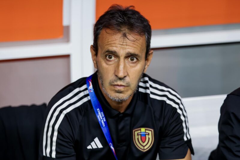 Las secuelas del fracaso: Venezuela destituye a 'Bocha' Batista El seleccionador de Venezuela, Fernando Batista, fue registrado este viernes, 5 de julio, durante el segundo partido de los cuartos de final de la Copa América 2024 contra Canadá, en el estadio AT&T de Arlington (Texas, EE.UU.). EFE/Kevin Jairaj