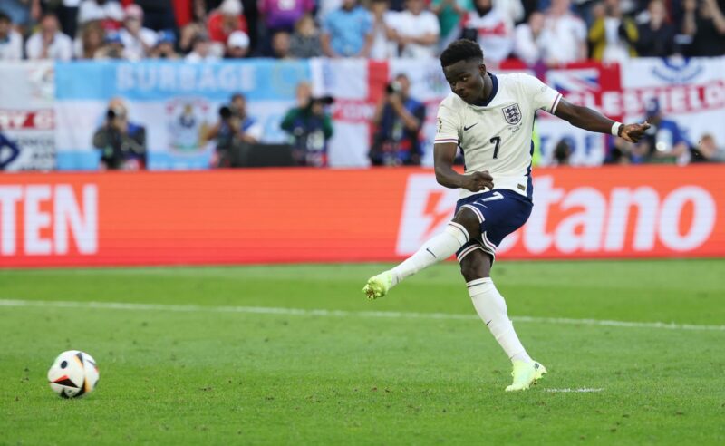 El jugador inglés Bukayo Saka lanza el tercer penalti del partido de fútbol de cuartos de final de Eurocopa 2024 entre Inglaterra y Suiza, en Dusseldorf, Alemania. EFE/EPA/GEORGI LICOVSKI