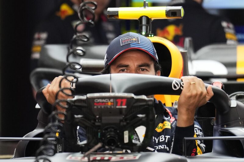 El piloto mexicano Sergio Pérez del equipo Oracle Red Bull Racing , en el box de su equipo en foto de arcgivo de Alejandro García. EFE