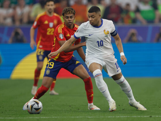 Golazo de Lamine Yamal para darle un respiro a España ante Francia El delantero de la selección española Lamine Yamal (i) pelea un balón con Kylian Mbappé, de Francia, durante el partido de semifinales de la Eurocopa de fútbol que España y Francia disputaron en Múnich. EFE/Alberto Estévez