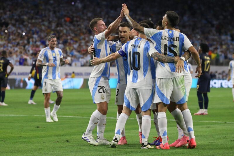 Argentina vs Canadá, David vs Goliat en semis de Copa América 2024 Jugadores se la selección argentina celebran el gol anotado por Lisandro Martínez ante Ecuador en los cuartos de final de la Copa América 2024. EFE/EPA/LESLIE PLAZA JOHNSON