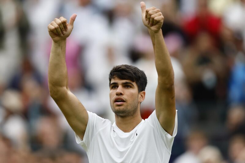 El español Carlos Alcaraz celebra su victoria en Wimbledon contra el australiano Aleksandar Vukic. EFE/EPA/TOLGA AKMEN EDITORIAL USE ONLY