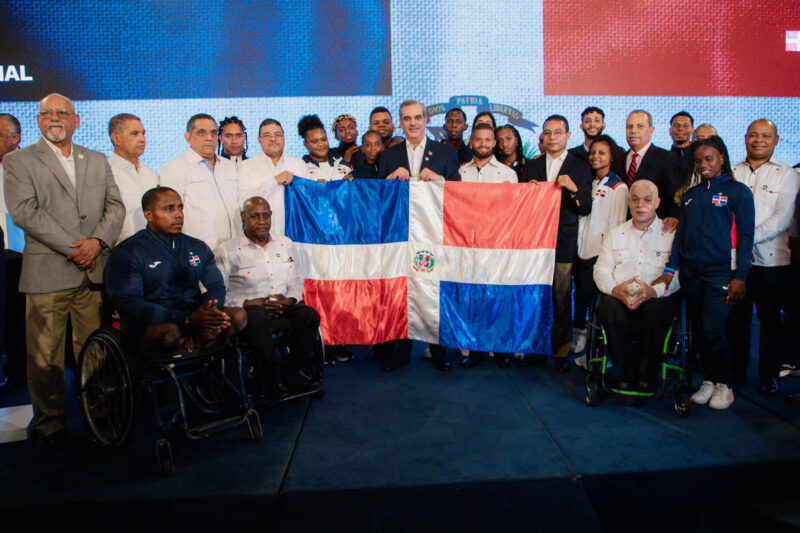 Fotografía de archivo en la que se registró al ministro de deportes de la República Dominicana, Francisco Camacho (2-d), quien anunció que el gobierno dominicano otorgará 15 millones de pesos (unos 252.000 dólares) a cualquiera de sus atletas que logre colgarse una medalla de oro en los Juegos Olímpicos de París. EFE/Ángel Colmenares