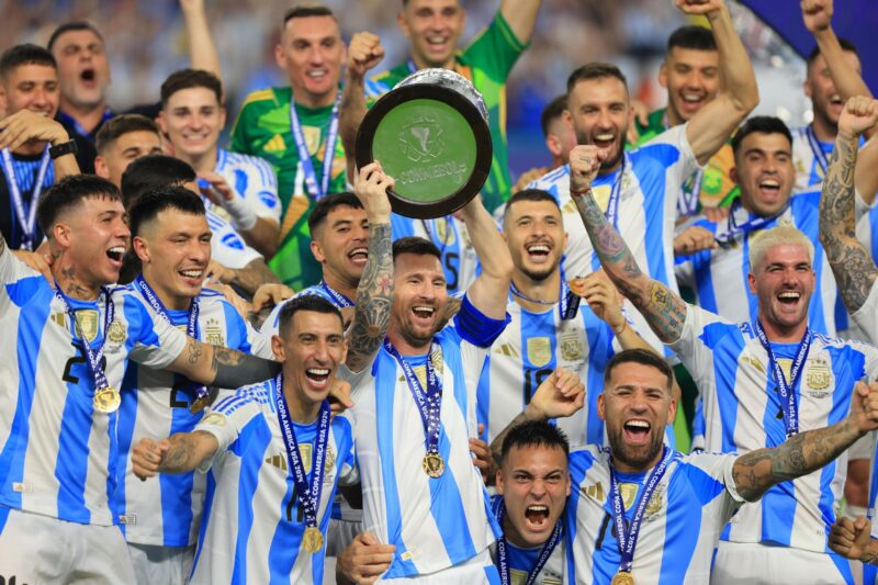 El capitán de Argentina, Leo Messi, levanta el trofeo de la Copa América, en una foto de archivo. EFE/EPA/CRISTOBAL HERRERA-ULASHKEVICH