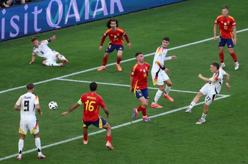 El alemán Florian Wirtz empata durante el partido de cuartos de la Eurocopa 2024 entre España y Alemania en Stuttgart, Alemania EFE/EPA/GEORGI LICOVSKI