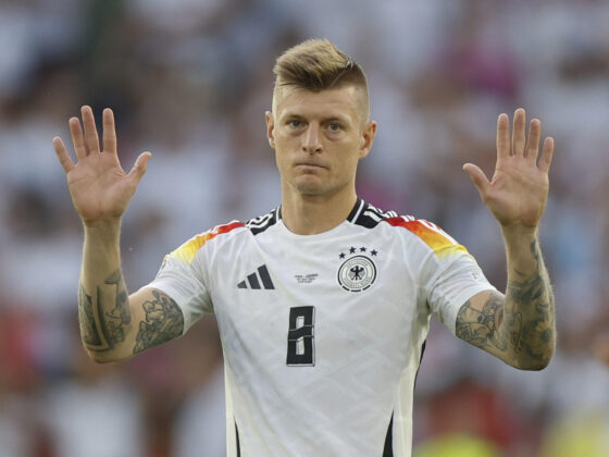 Kroos vivirá en España tras su retiro; seguridad en Alemania, la razón El centrocampista de la selección alemana Toni Kroos se despide de su afición al término del partido de cuartos de final de la Eurocopa que España y Alemania han disputado este viernes en Stuttgart. Kroos disputó su último partido como futbolista profesional. EFE/Alberto Estévez