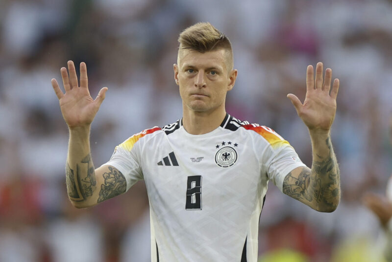 Kroos vivirá en España tras su retiro; seguridad en Alemania, la razón El centrocampista de la selección alemana Toni Kroos se despide de su afición al término del partido de cuartos de final de la Eurocopa que España y Alemania han disputado este viernes en Stuttgart. Kroos disputó su último partido como futbolista profesional. EFE/Alberto Estévez