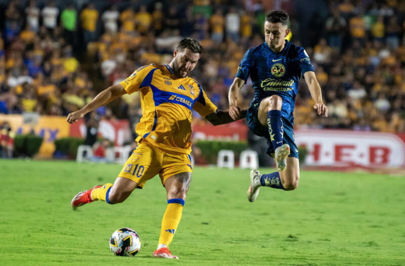 El francés Andre Gignac (i), de Tigres UANL, fue registrado el pasado miércoles, 17 de julio, al disputar un balón con Álvaro Fidalgo, de América, durante un partido de la jornada 2 del Torneo Apertura 2024 del fútbol en México, en el estadio Universitario de la ciudad de Monterrey. Gignac anotó el primer gol de la victoria a domicilio de su equipo por 0-3 sobre Santos, en partido de la jornada 3. EFE/Miguel Sierra