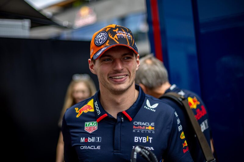 Max Verstappen, a su llegada al circuito. EFE/EPA/MARTIN DIVISEK
