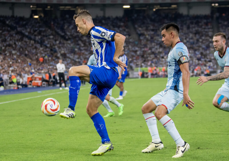 Sergio Canales (i) de Rayados disputa el balón con Carlos Rodriguez de Cruz Azul en el partido de ida correspondiente a la semifinal del Torneo Clausura 2024 de la Liga Mx entre Rayados y Cruz Azul, en el estadio BBVA de la ciudad de Monterrey (México). Imagen de archivo. EFE/ Miguel Sierra