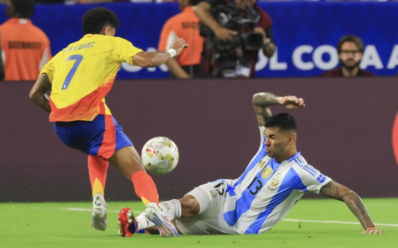 El defensor argentino Cristian Romero (d) fue registrado este domingo, 14 de julio, al disputar un balón con el atacante colombiano Luis Díaz, durante la final de la Copa América 2024, en el estadio Hard Rock de Miami (Florida, EE.UU.). EFE/Cristóbal Herrera