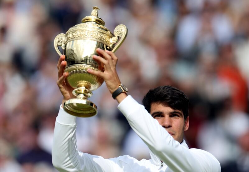 El español Carlos Alcaraz celebra la victoria en Wimbledon, Reino Unido. EFE/EPA/NEIL HALL