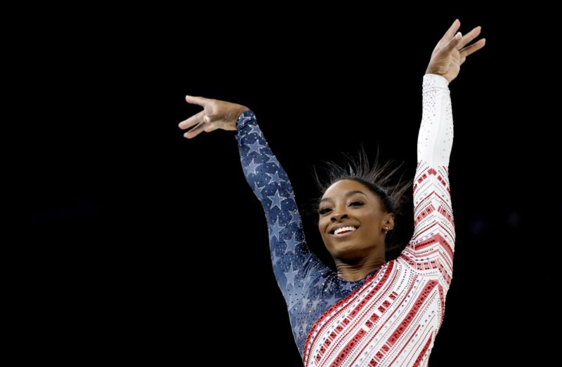 Simone Biles y Netflix estrenan parte dos de documental en París 2024 El equipo de Estados Unidos, impulsado por Simone Biles, logró este martes la medalla de oro por equipos de gimnasia artística en el Bercy Arena in Paris, Francia. EFE/EPA/CAROLINE BREHMAN