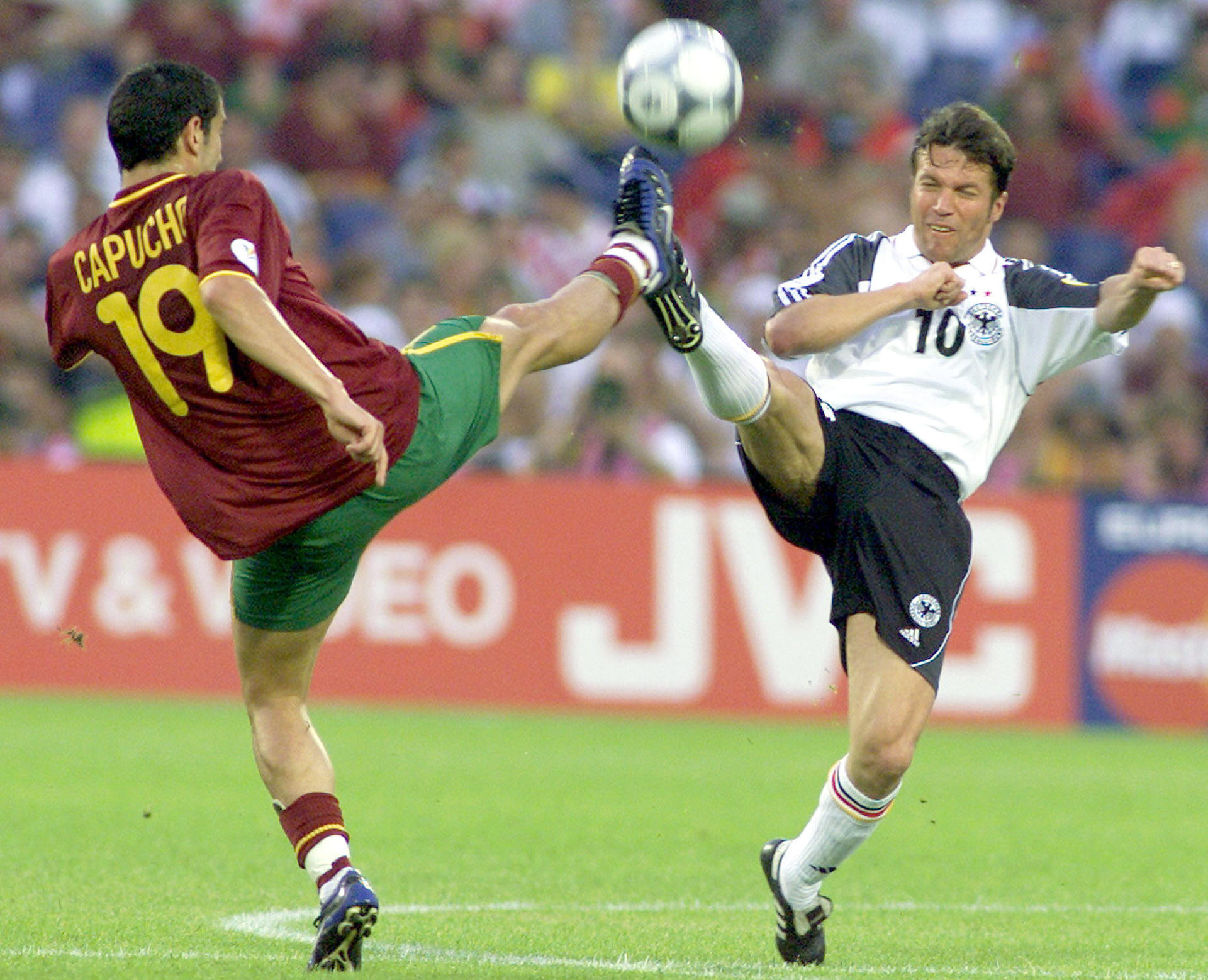 TOP 10 de jugadores con más partidos en la historia de los Mundiales Lothar Matthaeus (d) disputa un balón al portugués Capucho (i) durante la Eurocopa del año 2000, en Rotterdam. EPA/ED OUDENAARDEN/Archivo