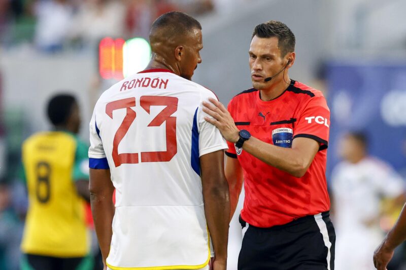Copa América: ¿Quiénes pagan más en las apuestas de cuartos de final? El delantero venezolano Salomón Rondón (c-i) fue registrado este domingo, 30 de junio, al hablar con el árbitro italiano Maurizio Mariani (c-d), durante el partido de cierre del grupo B de la Copa América 2024 contra Jamaica, en el estadio Q2 de Austin (Texas, EE.UU.). EFE/Adam Davis