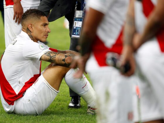 Paolo Guerrero no se queda callado por arbitraje y ¡apunta a Messi! "Apenado, triste y frustrado". Así se declaró, por la decepcionante campaña de Perú en la Copa América de Estados Unidos a su regreso a Lima el delantero Paolo Guerrero, quien aparece sentado en una fotografía de archivo. EFE/Julio César Guimarães