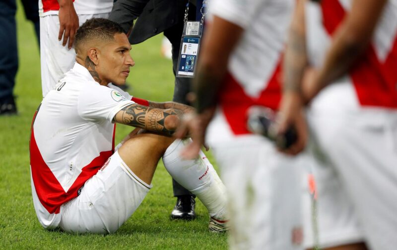 "Apenado, triste y frustrado". Así se declaró, por la decepcionante campaña de Perú en la Copa América de Estados Unidos a su regreso a Lima el delantero Paolo Guerrero, quien aparece sentado en una fotografía de archivo. EFE/Julio César Guimarães