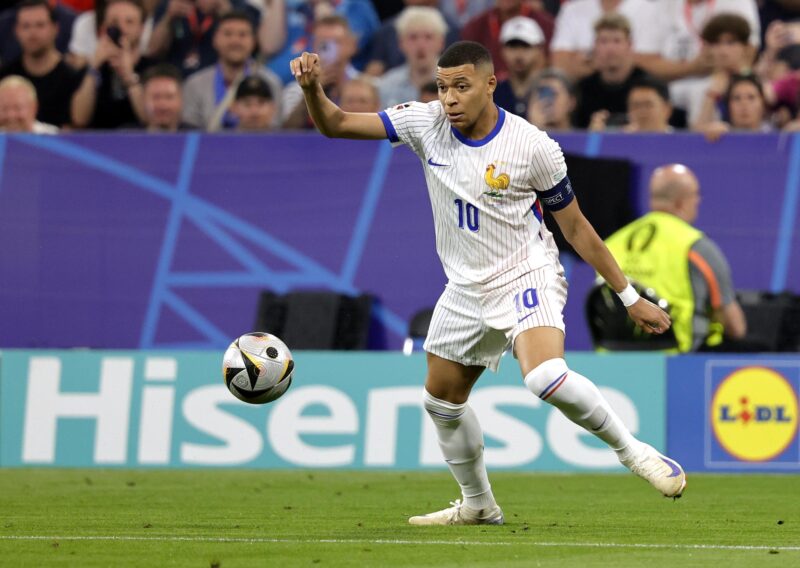 La camiseta de Mbappé con el Real Madrid se agotó al primer día Kylian Mbappe durante el encuentro de semifinales de la Eurocopa 2024 que midió a Francia contra España. EFE/EPA/RONALD WITTEK