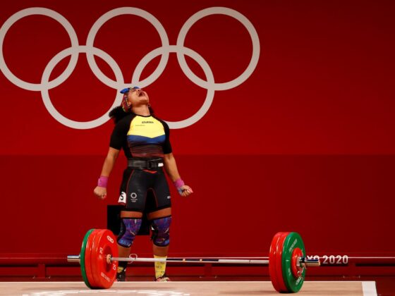 Los uniformes que más resaltaron en los Juegos Olímpicos 2024 Fotografía de archivo, tomada el 1 de agosto de 2021, en la que se registró a la pesista ecuatoriana Neisi Patricia Dajomes Barrera al celebrar su buena de actuación durante la final de la prueba femenina para la categoría de los 76 kg de la halterofilia de los Juegos Olímpicos 2020, en el Foro Internacional de Tokio (Japón). Dajomes ganó el oro y se convirtió en la primera mujer medallista olímpica de su país. EFE/José Méndez