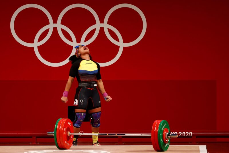 Fotografía de archivo, tomada el 1 de agosto de 2021, en la que se registró a la pesista ecuatoriana Neisi Patricia Dajomes Barrera al celebrar su buena de actuación durante la final de la prueba femenina para la categoría de los 76 kg de la halterofilia de los Juegos Olímpicos 2020, en el Foro Internacional de Tokio (Japón). Dajomes ganó el oro y se convirtió en la primera mujer medallista olímpica de su país. EFE/José Méndez