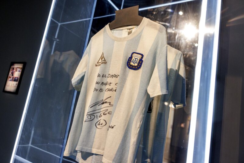 Se expone camiseta de Maradona del Mundial de 1986 a subasta Esta camiseta de la selección Argentina que Diego Maradona regaló al Jean Marie Pfaff se expone desde este miércoles en la sede de Sotheby's en Nueva York como antesala a su subasta el 22 de agosto. EFE/EPA/SARAH YENESEL