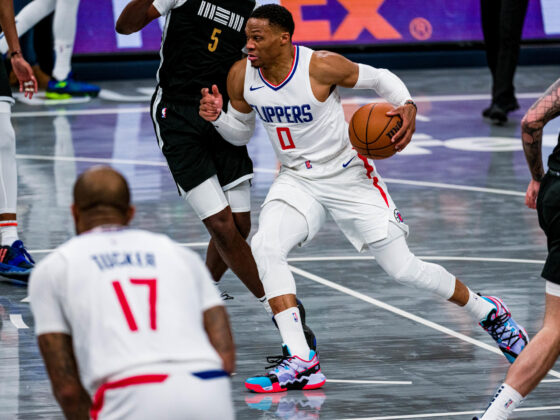 Russell Westbrook acuerda con los Denver Nuggets por 2 años y 6.8 MDD Fotografía de archivo en la que se registró al base Russell Westbrook (c), al actuar para los Clippers de Los Ángeles y quien pasaría a los Jazz de Utah antes de recalar en los Nuggets de Denver en la NBA. EFE/Matthew A. Smith